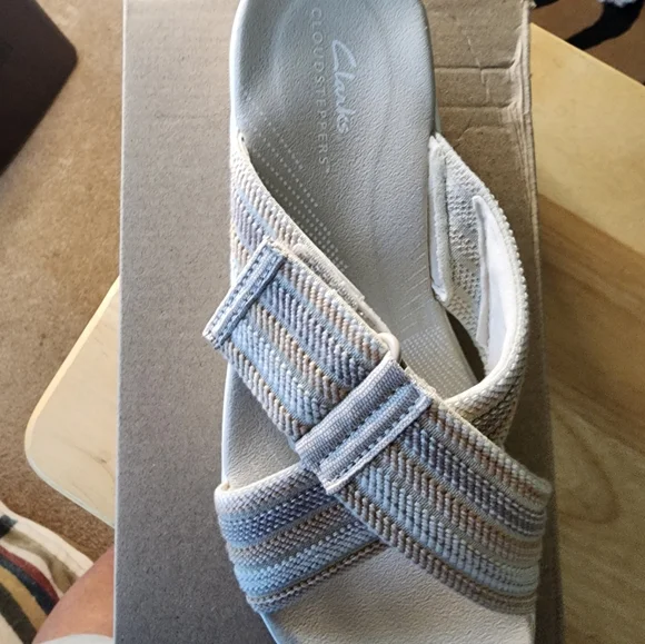 BRAND NEW IN BOX CLARK CLOUDSTEPPER SANDLES SIZE 7 1/2 - Picture 2 of 2